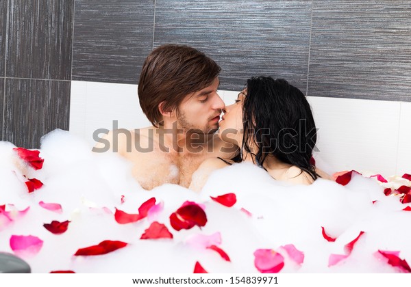 Ein Junges Pärchen Bei Einem Romantischen Bad Zusammen