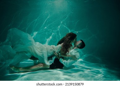 696 Couple Kissing Underwater Images, Stock Photos & Vectors | Shutterstock