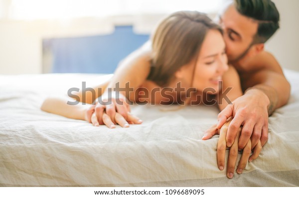 恋愛のキスとベッドでセックス 恋愛の恋人たち 寝室でロマンチックで親密な瞬間を過ごす の写真素材 今すぐ編集