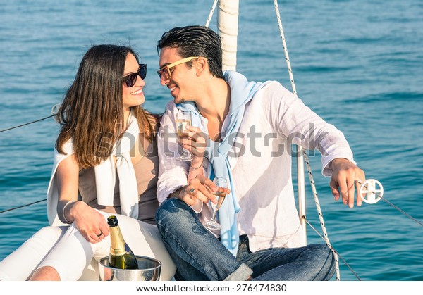 Young Couple Love On Sail Boat の写真素材 今すぐ編集