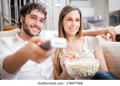 Junge Paare, die sich auf einen Film vorbereiten