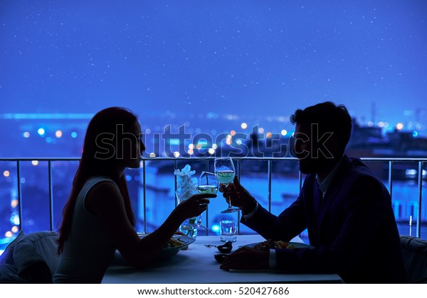 レストランで夕食をとる若い夫婦 シルエット の写真素材 今すぐ編集