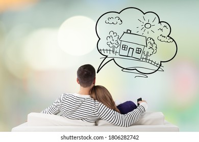 Junge Paare, die auf dem Sofa sitzen und nach Hause denken