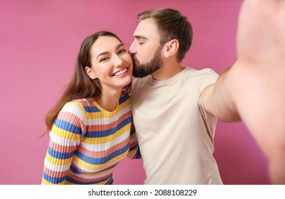 Joven pareja tomándose selfie