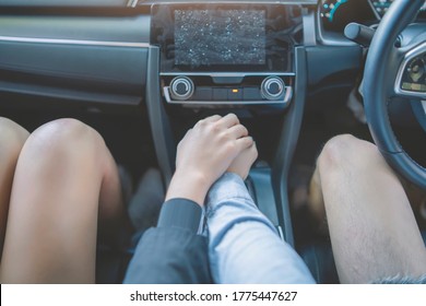 Photo De Stock Jeune Couple Voyageant En Voiture Et Shutterstock