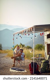 Ein junges Paar in einem Urlaub auf dem Campingplatz an einem schönen sonnigen Tag in der Natur. Beziehung, Liebe, Natur, Campen