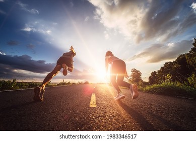 Junge Paare, die bei Sonnenuntergang springen. Fit Läufer Fitness Läufer während Outdoor Training.