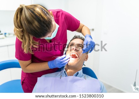 Similar – Foto Bild Ein Zahnarzt macht eine digitale Röntgenaufnahme mit einem männlichen Patienten in einer Zahnklinik. Panorama-Röntgenaufnahme. Moderne professionelle zahnärztliche Ausrüstung für Krankenhaus, Klinik, medizinisches Zentrum.