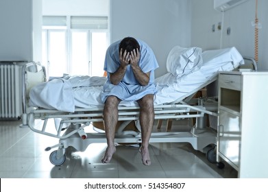 junger verzweifelter Mann, der allein im Krankenhaus sitzt, traurig und verheerend leiden Depression, die in der Klinik weint, weil er sich wegen ernster Krankheitsdiagnosen Sorgen macht und Angst vor dem Gesundheitszustand hat