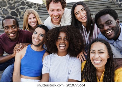 Jóvenes diversos divirtiéndose riendo juntos al aire libre - Concepto de diversidad - Enfoque principal en la cara de las niñas africanas