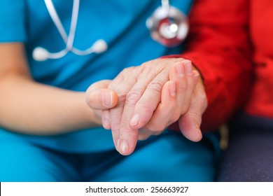 Junge Ärztin, die älteren Frauen hilft