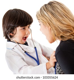 Junge Ärztin hört auf das Herz seiner Mutter - einzeln auf weißem Hintergrund