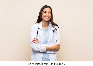 Junge Ärztin auf isoliertem Hintergrund, lacht