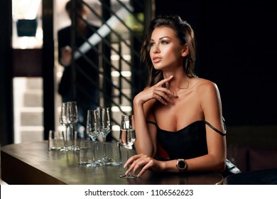 https://image.shutterstock.com/image-photo/young-elegant-beautiful-woman-sitting-260nw-1106562623.jpg