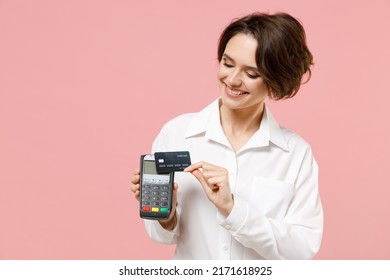 Young Employee Business Woman Corporate Lawyer Wear Formal White Shirt Work In Office Hold Wireless Bank Payment Terminal Process And Acquire Credit Card Payments Isolated On Pastel Pink Background.