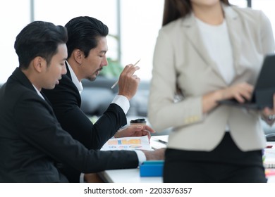 Young Entrepreneurs In Asia Meeting To Review Stock Investment Information In The Meeting Room With A Coordinator To Facilitate Various Aspects To Serve