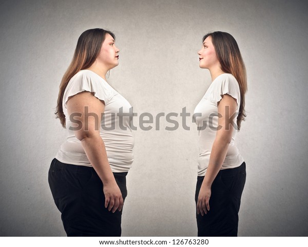 若い太った女性と若い女性が痩せている の写真素材 今すぐ編集
