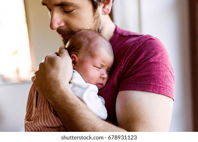 Papa Cargando Un Bebe Imagenes Fotos De Stock Y Vectores Shutterstock