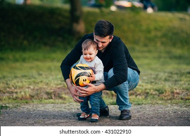 Papa Con Bebe Y Balon Stock Photos Images Photography Shutterstock