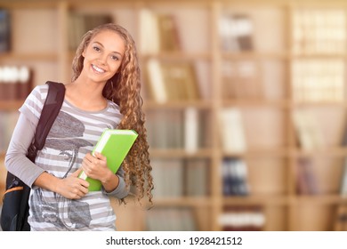 Junge Studentin auf Bibliothekshintergrund