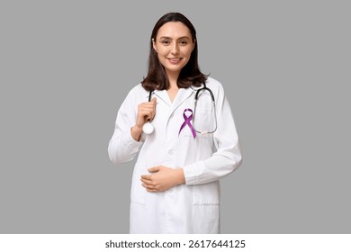 Doctora joven con cinta púrpura sobre fondo gris. Concepto de concienciación sobre el cáncer de páncreas