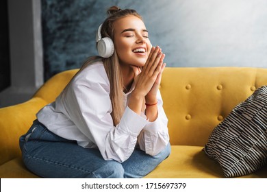 Junge Frau hört Musik in Kopfhörern. Audio-Streaming und Teilen online in sozialen Medien, Internet-Konten.