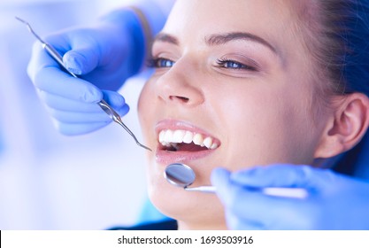 Junge weibliche Patientin mit offenem Mund Untersuchung der Zahnarztpraxis.