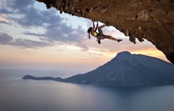 Mladá Horolezečka Při Západu Slunce, Ostrov Kalymnos, Řecko