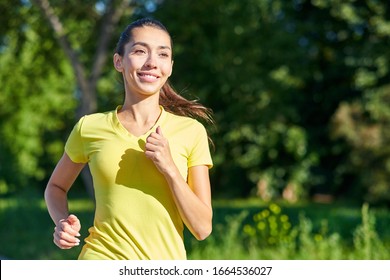 走る 女性 正面 の画像 写真素材 ベクター画像 Shutterstock