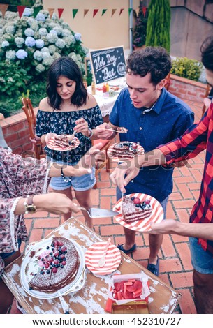 Freunde essen Kuchen und haben Spaß auf der Party.