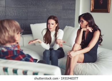 Junge Freunde erklären Problem bei Psychotherapeuten auf Sofa