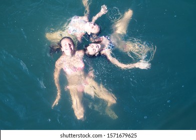 Junge Freunde, die zusammen auf See schwimmen, Draufsicht