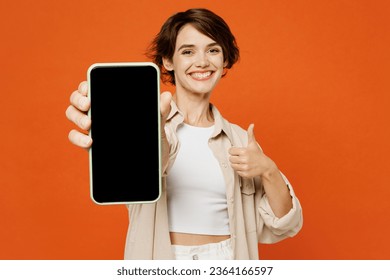 Joven mujer feliz y