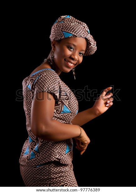 伝統的な民族衣装を着て踊りを見せるガーナの若い女性 の写真素材 今すぐ編集