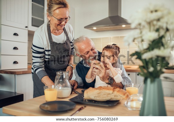 Muchacha Desayunando Con Sus Abuelos Foto De Stock Editar Ahora