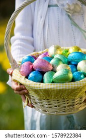 Una joven sosteniendo una canasta llena de huevos de Pascua Foto de stock