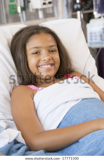 Young Girl Lying Hospital Bed Foto Stock 17771500 Shutterstock 4672