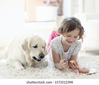 Jeune fille allongée sur un tapis avec un chien de compagnie : photo de stock