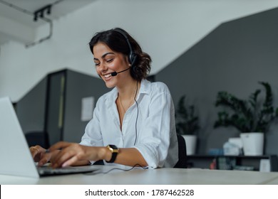 37,189 Call center girl smile Images, Stock Photos & Vectors | Shutterstock