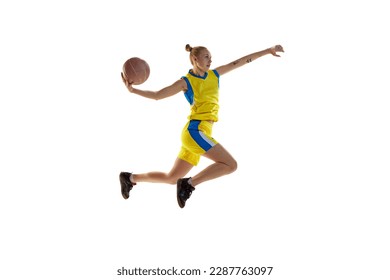 Muchacha en movimiento, lanzando pelota en salto, jugando, entrenando baloncesto contra fondo de estudio blanco. Concepto de deporte profesional, hobby, estilo de vida saludable, acción y movimiento
