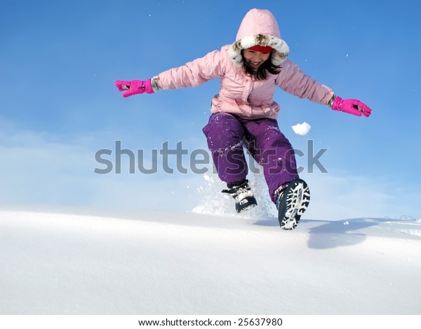 雪の土手を駆け下りる若い女の子 の写真素材 今すぐ編集