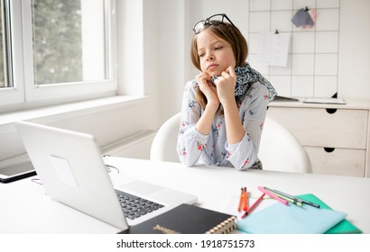 76 Teenage In Front Of Laptop With Headache Images, Stock Photos ...