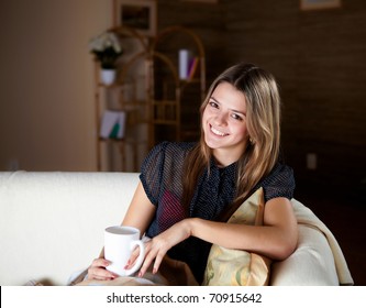 ein junges Mädchen, das mit einem Schlamm auf dem Sofa sitzt