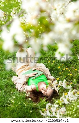 Similar – Foto Bild Porträt der realen heitere Frau mit lebendigen gefärbt rosa fuchsia Frisur. Trendy bunte Haare, stilvolle Haarschnitt