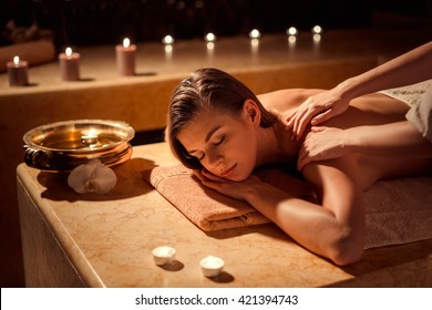 Junge Frau in Spa-Massage