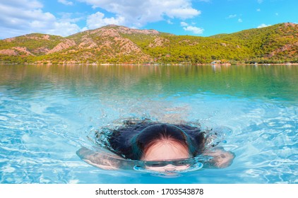 Junge Mädchen, die in der Blauen Lagune von Oludeniz neben dem Mittelmeer s...
