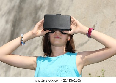 junges Mädchen mit Virtual-Reality-Headset während des Tests
