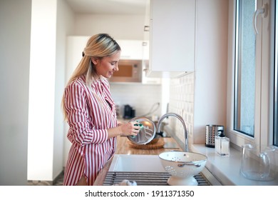 10,310 Girl washing dishes Images, Stock Photos & Vectors | Shutterstock