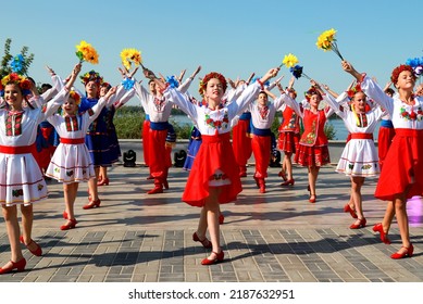 Young Girls Dance National Ukrainian Dance Stock Photo 2187632951 ...