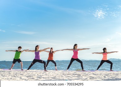 Junge Gruppen Mann und Frau Yoga trainieren Entspannung im Klassensport mit Pop-Fitness-Sport für gesund am Strand moderne Stadt entspannen Urlaub im Sommer